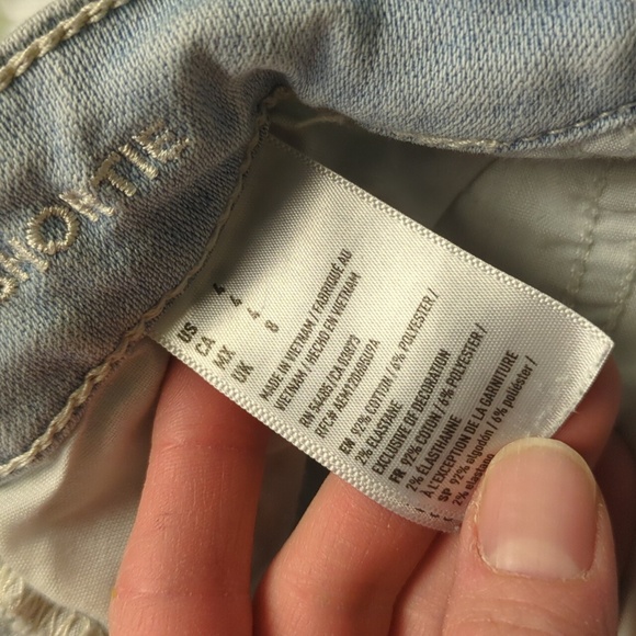 AEO Light Wash Distressed Lace Pocket Hi-Rise Shortie - Picture 4 of 4